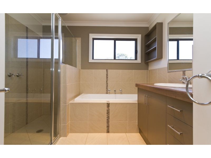 1/4 St Levans Place, Lavington NSW 2641