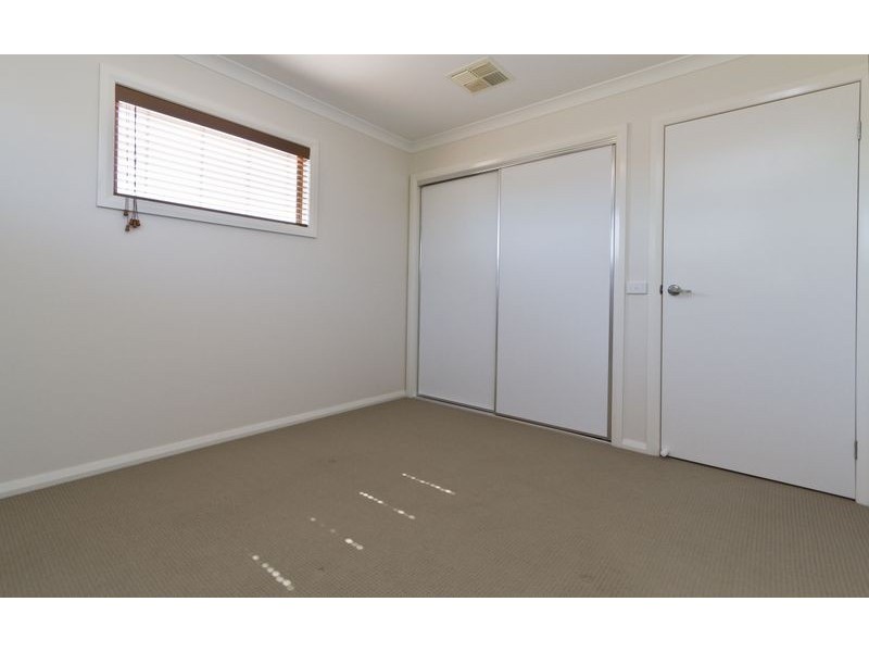 1/4 St Levans Place, Lavington NSW 2641