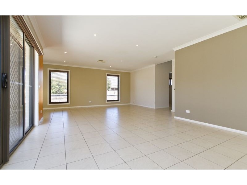 1/4 St Levans Place, Lavington NSW 2641