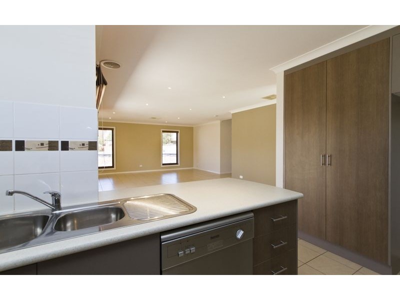 1/4 St Levans Place, Lavington NSW 2641