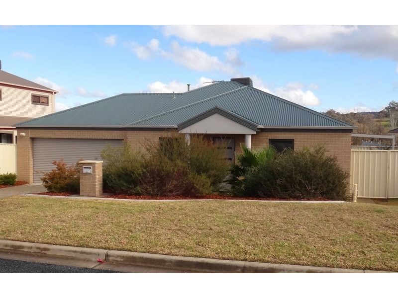 2/4 St Levans Place, Lavington NSW 2641