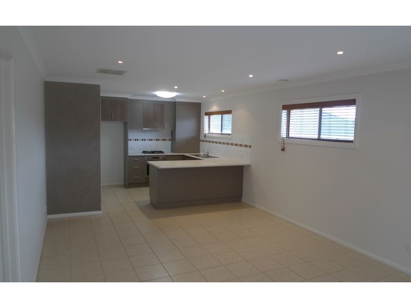 2/4 St Levans Place, Lavington NSW 2641