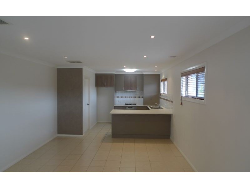 2/4 St Levans Place, Lavington NSW 2641
