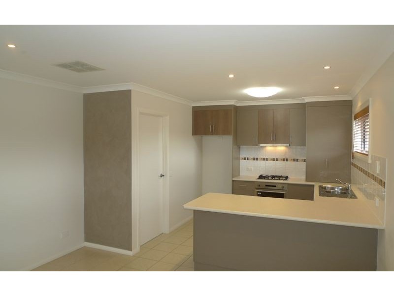 2/4 St Levans Place, Lavington NSW 2641