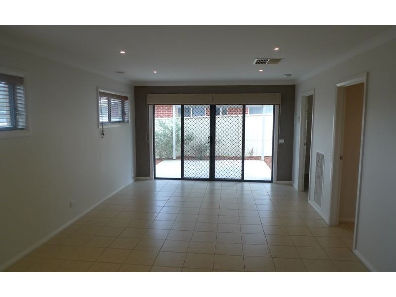 2/4 St Levans Place, Lavington NSW 2641
