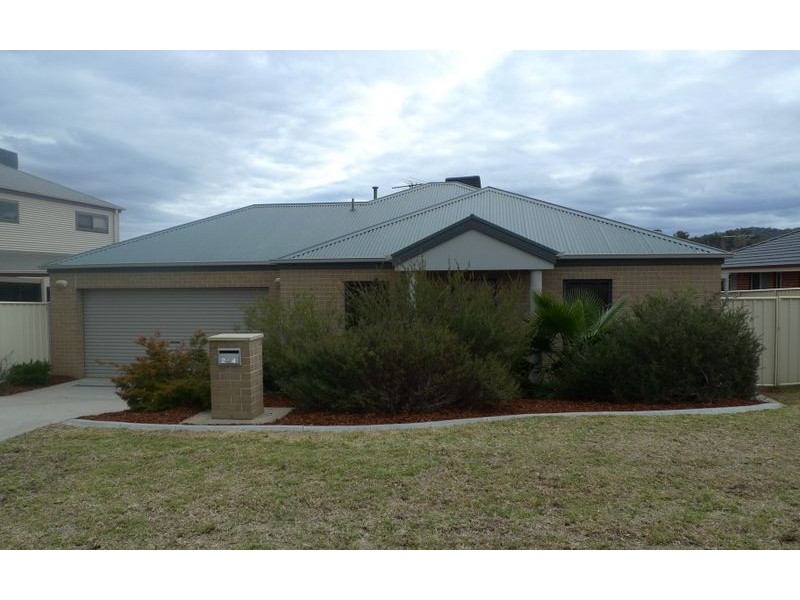 2/4 St Levans Place, Lavington NSW 2641