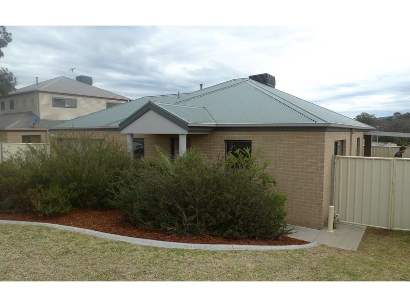 2/4 St Levans Place, Lavington NSW 2641
