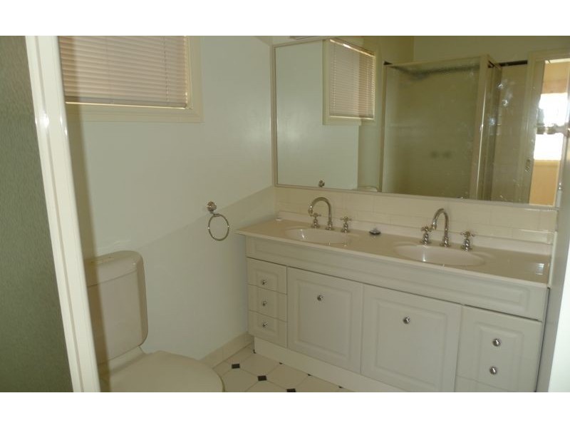 16 Pilbara Place, East Albury NSW 2640