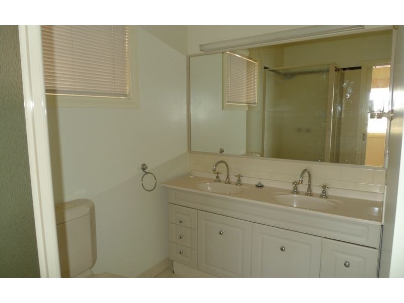 16 Pilbara Place, East Albury NSW 2640