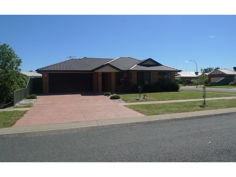 5 Emily Court, Howlong NSW 2643