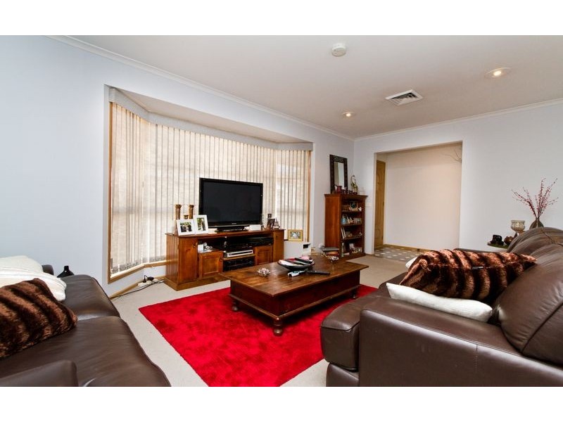 73 Southernview Drive, West Albury NSW 2640