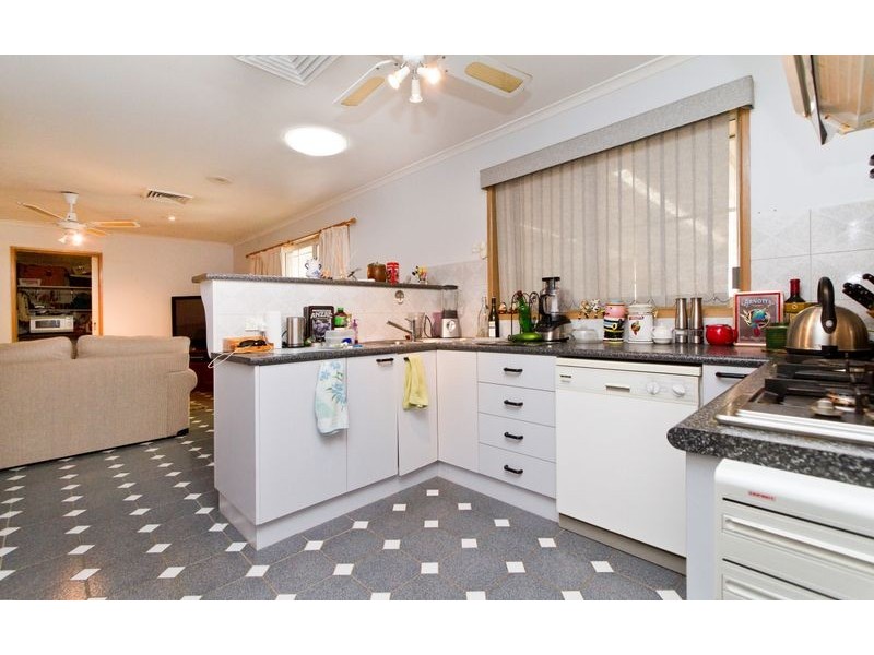 73 Southernview Drive, West Albury NSW 2640