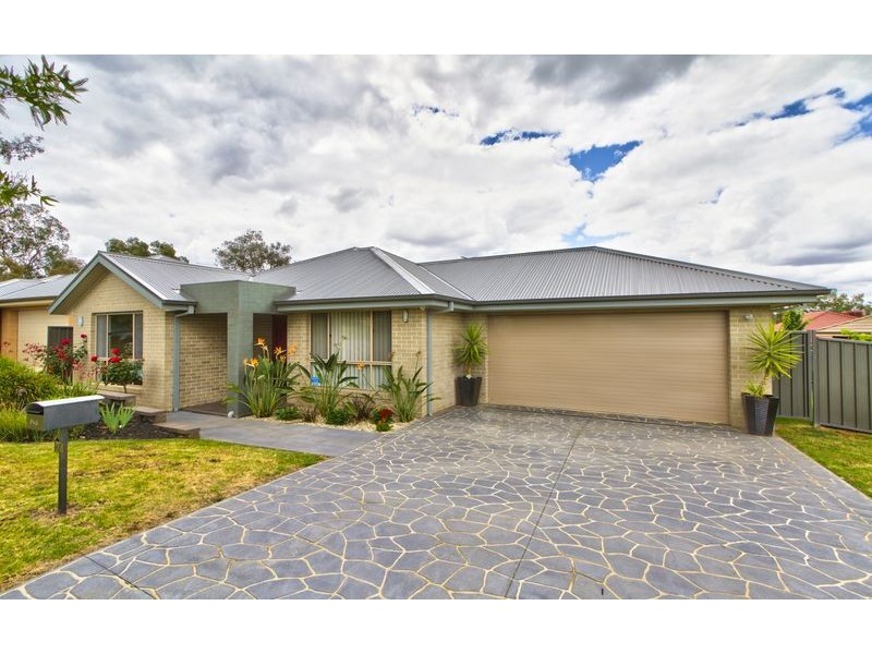 24 Squirrel Glider Drive, Thurgoona NSW 2640