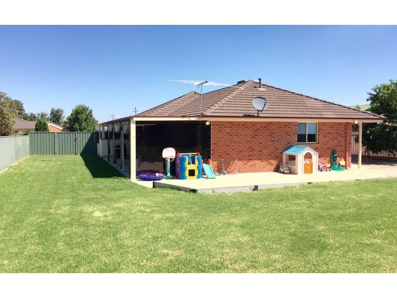 16 Rachel Court, Lavington NSW 2641