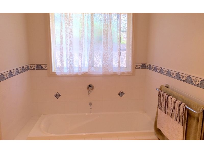 16 Rachel Court, Lavington NSW 2641