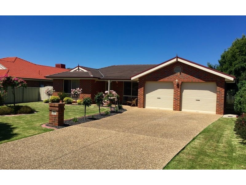 15 The Avenue, Thurgoona NSW 2640