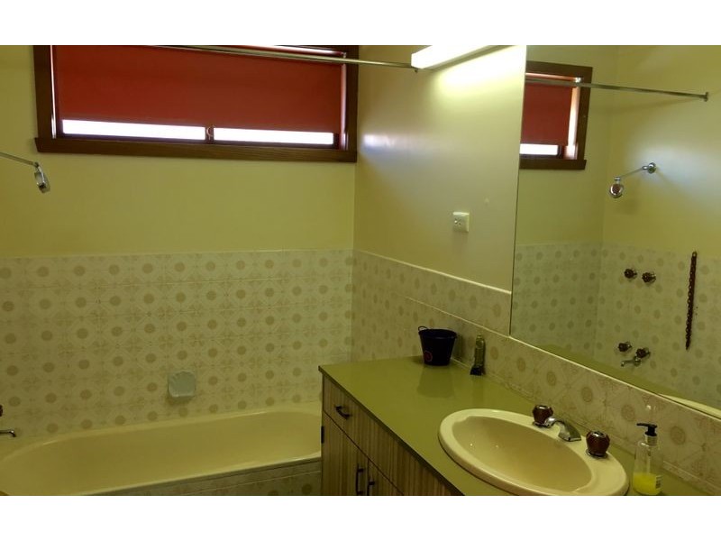 24 Kiewa East Road, Tangambalanga VIC 3691