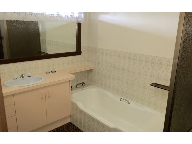 546 Regina Avenue, Lavington NSW 2641