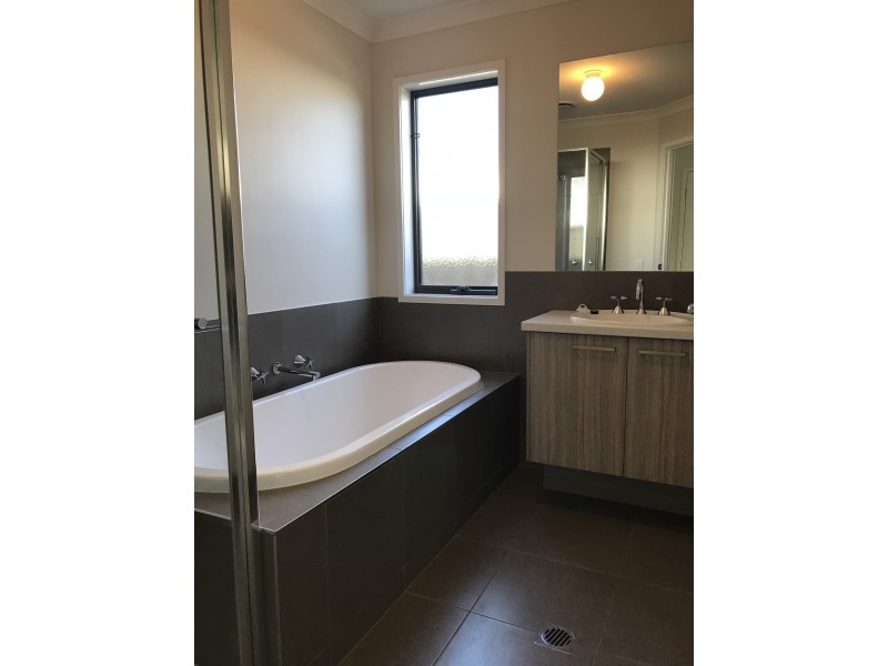15 Pioneer Place, Thurgoona NSW 2640