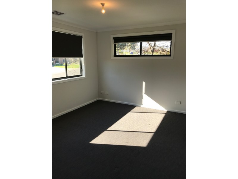 1/2 Honeysuckle Street, Thurgoona NSW 2640