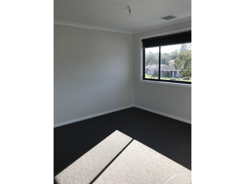 1/2 Honeysuckle Street, Thurgoona NSW 2640