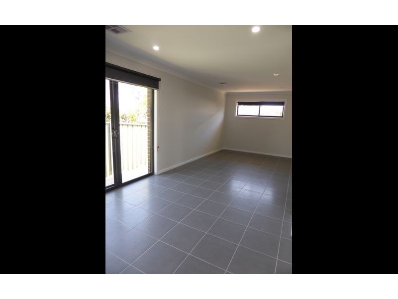 1/2 Honeysuckle Street, Thurgoona NSW 2640