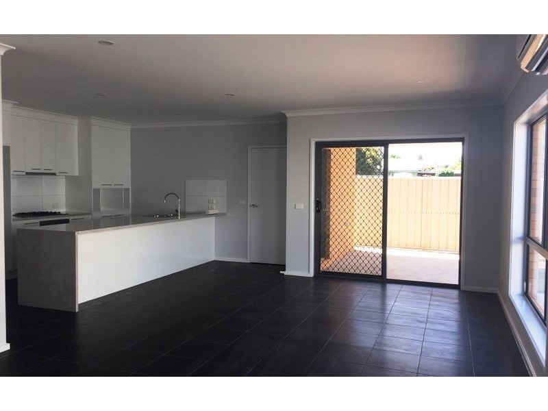 2/541 Klose Street, Lavington NSW 2641