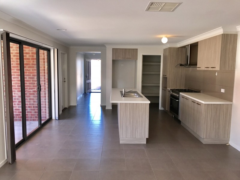 15 Pioneer Place, Thurgoona NSW 2640