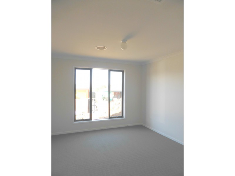 15 Pioneer Place, Thurgoona NSW 2640