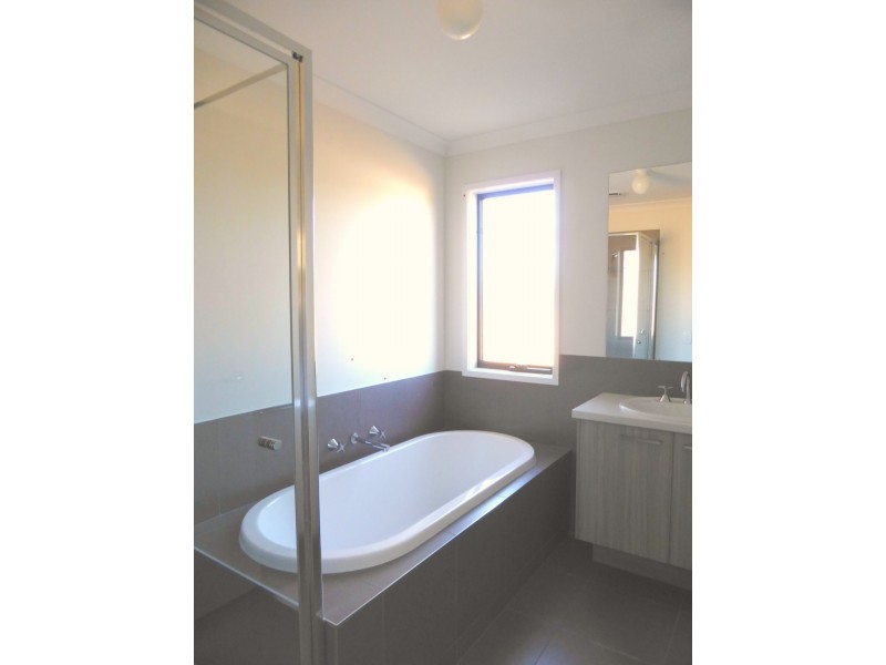 15 Pioneer Place, Thurgoona NSW 2640