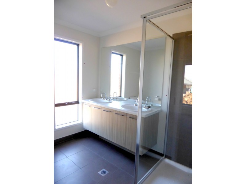 15 Pioneer Place, Thurgoona NSW 2640