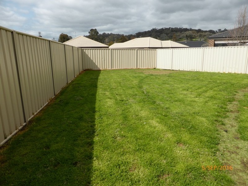 42 Greta Drive, Hamilton Valley NSW 2641