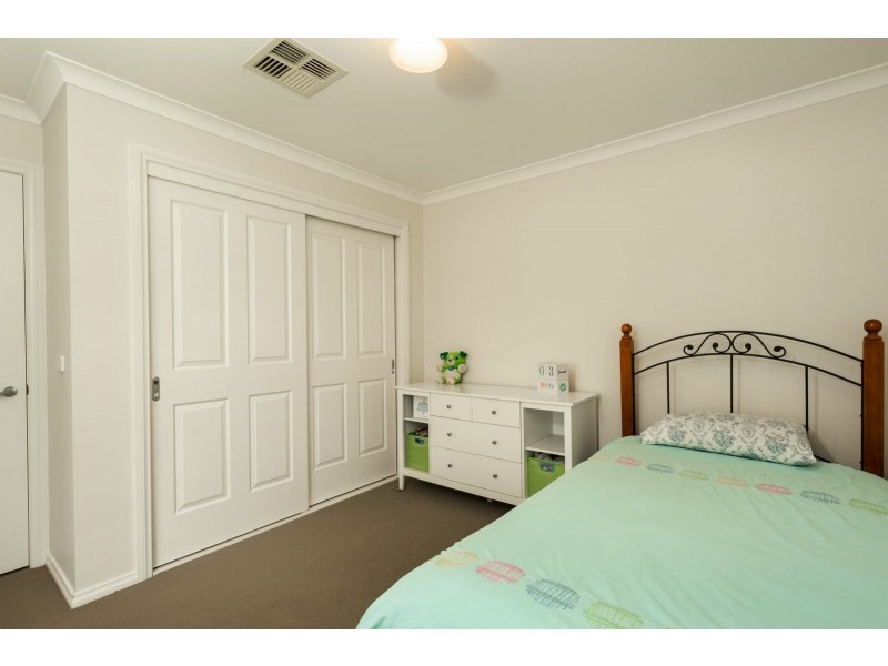 15 Sandpiper Court, Thurgoona NSW 2640