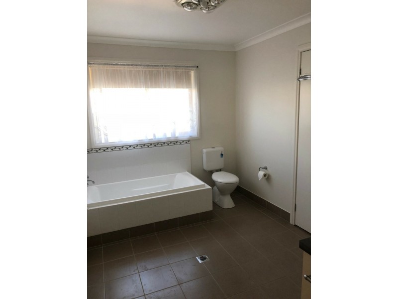 3 Gabrielle Court, Lavington NSW 2641