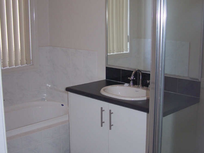 11 Dillagar Place, Lavington NSW 2641