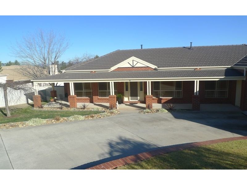 11 Hoad Close, Lavington NSW 2641
