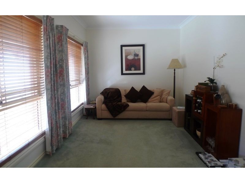11 Hoad Close, Lavington NSW 2641