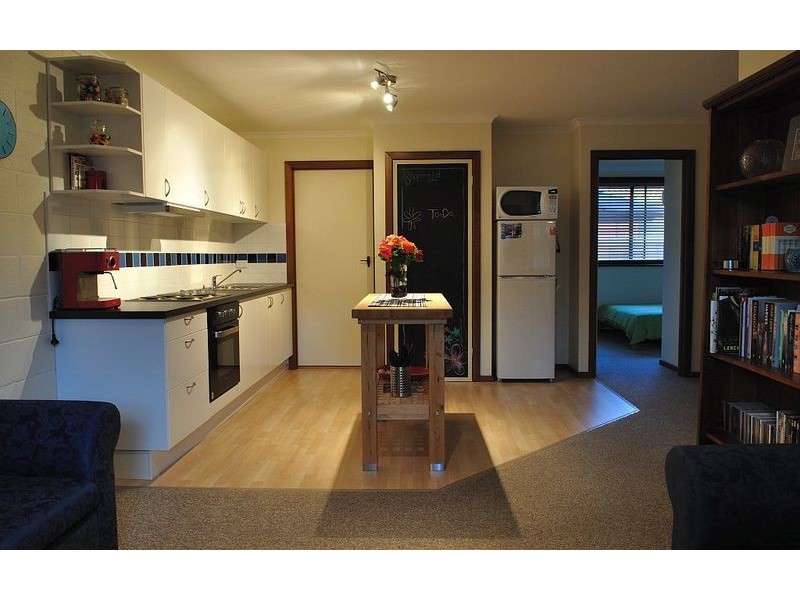 2/618 Hague Street, Lavington NSW 2641