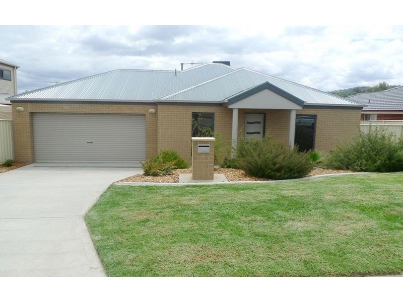 2/4 St Levans Place, Lavington NSW 2641