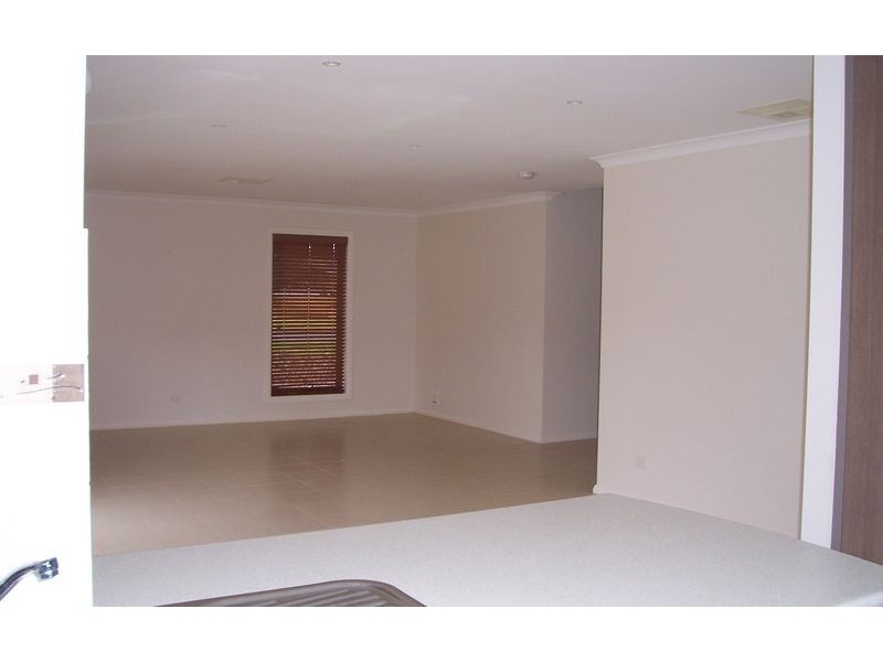 1/4 St Levans Place, Lavington NSW 2641