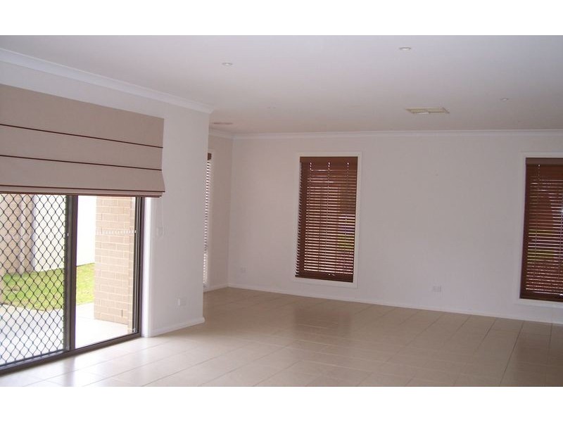 1/4 St Levans Place, Lavington NSW 2641