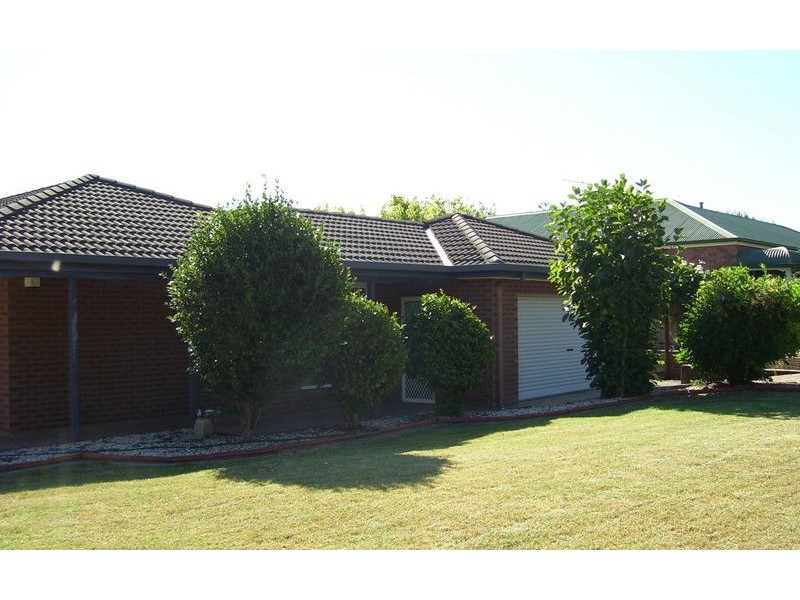 73 Southernview Drive, Albury NSW 2640