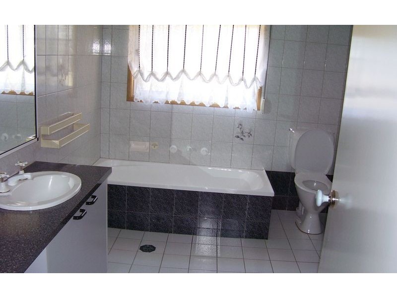 73 Southernview Drive, Albury NSW 2640