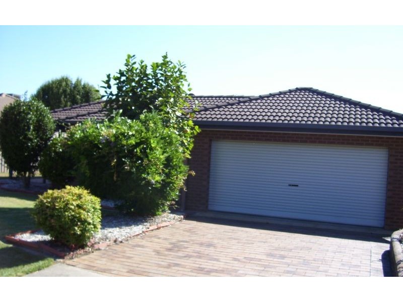 73 Southernview Drive, Albury NSW 2640
