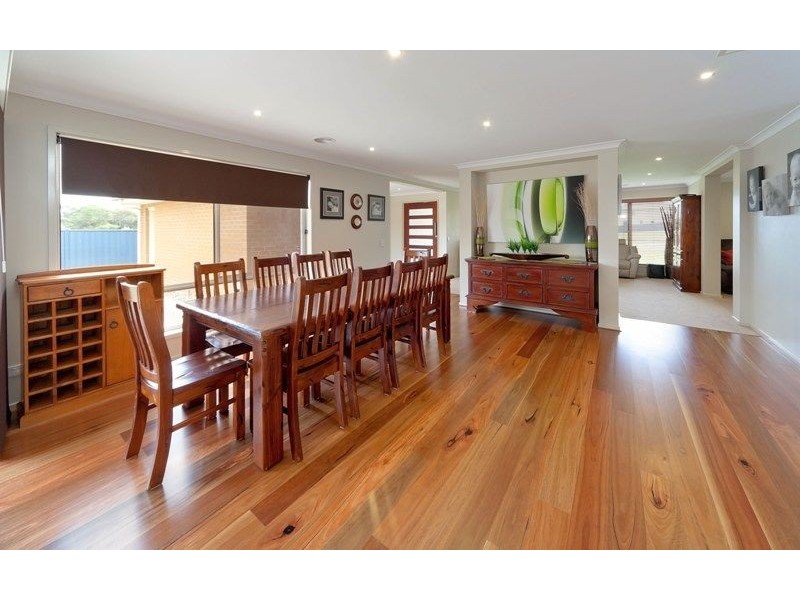 8 Mulberry Crt, Lavington NSW 2641