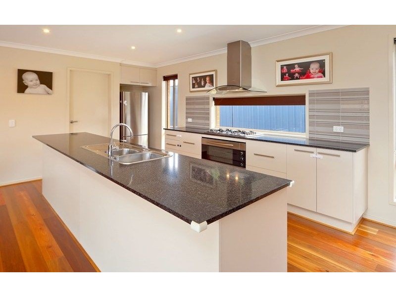 8 Mulberry Crt, Lavington NSW 2641