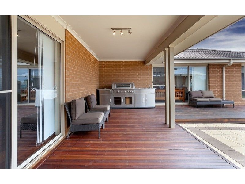 8 Mulberry Crt, Lavington NSW 2641