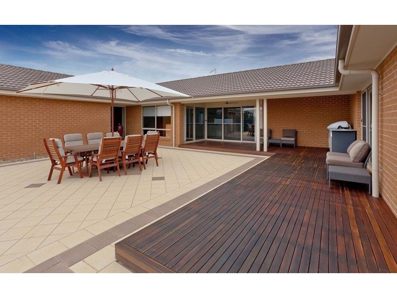 8 Mulberry Crt, Lavington NSW 2641