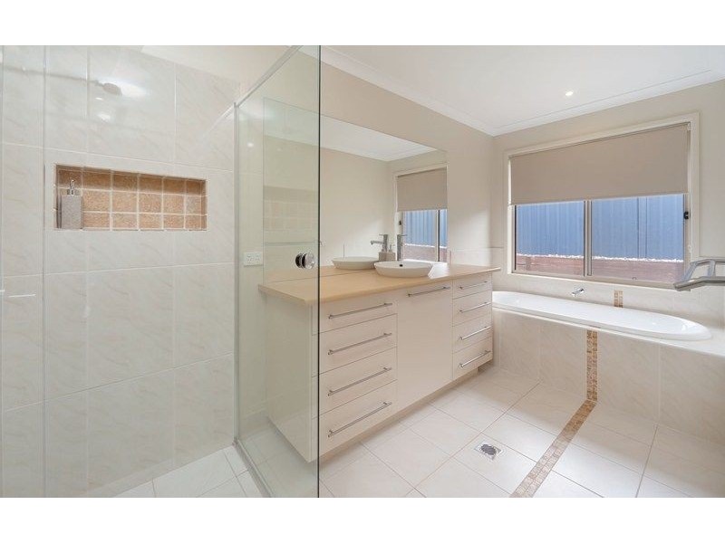 8 Mulberry Crt, Lavington NSW 2641
