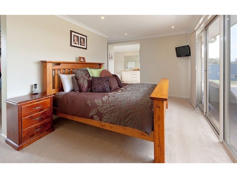 8 Mulberry Crt, Lavington NSW 2641